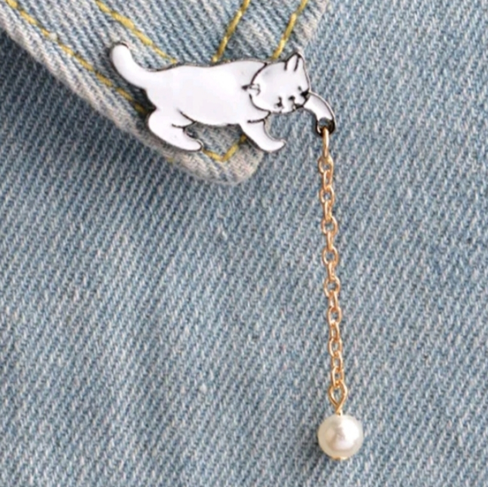⚪🐈 Playful Kitty Chain Pin